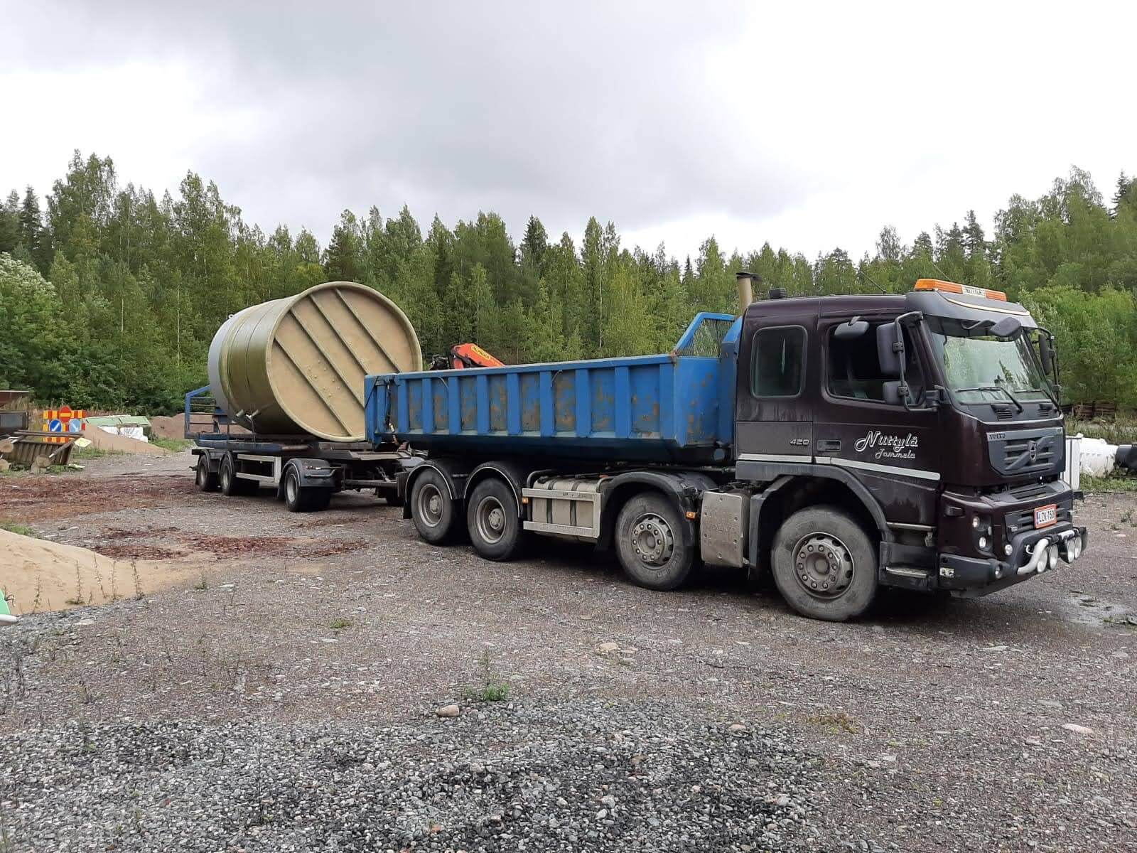 Yhdistelmäajoneuvo kuljettaa jätevesipumppaamoa